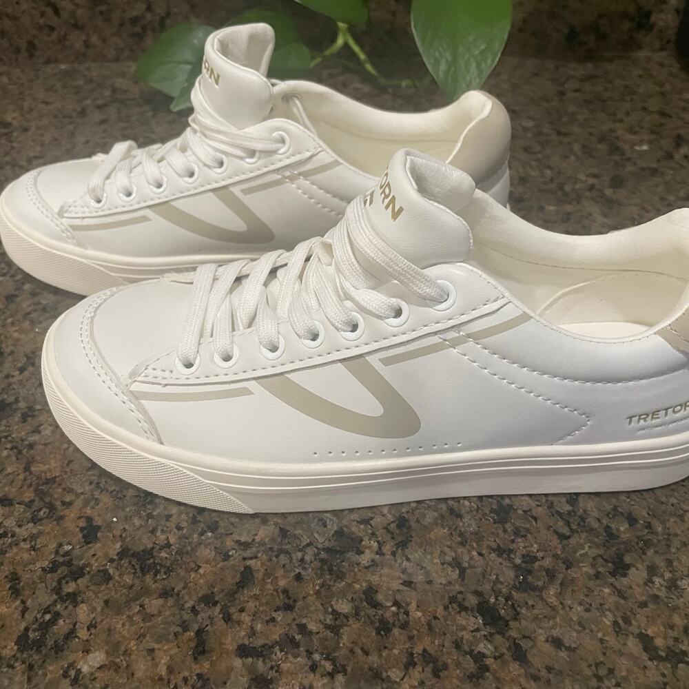 Women’s Size 6 Tretorn Serve women's white and grey memory foam sneakers